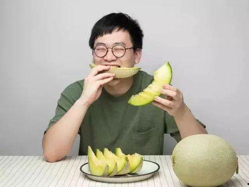 看人吃瓜觉得瓜甜谚语,瓜甜心甜——探寻“看人吃瓜”谚语的智慧